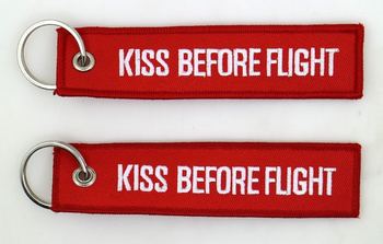 Breloczek KISS BEFORE FLIGHT czerwony