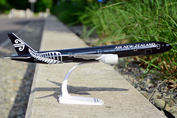 Boeing 777-300ER Air New Zealand  ZK-OKQ (Herpa)